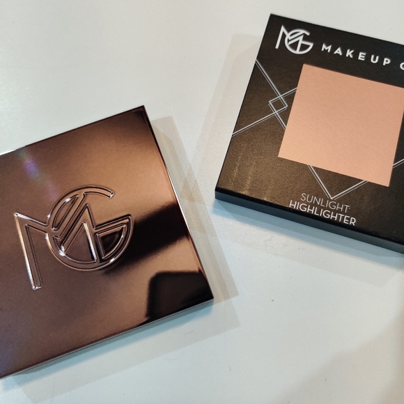 Makeup Geek "Sunlight" Highlighter - Picture 5 of 7